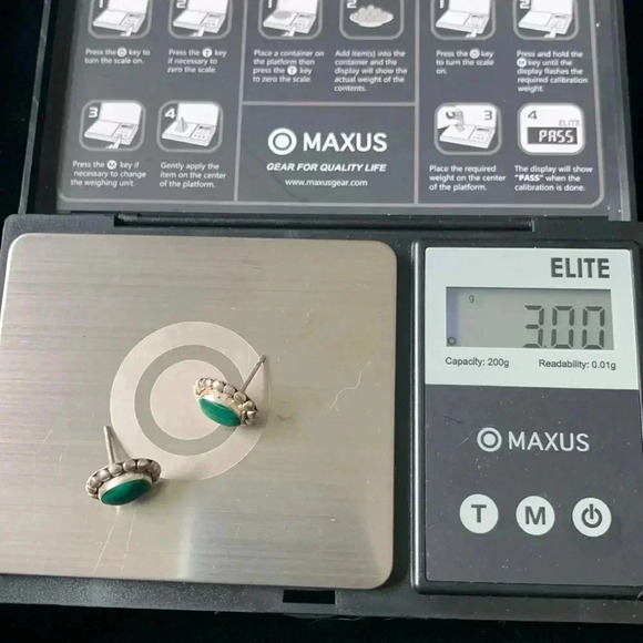 Sterling silver malachite stud post earrings - Picture 4 of 4